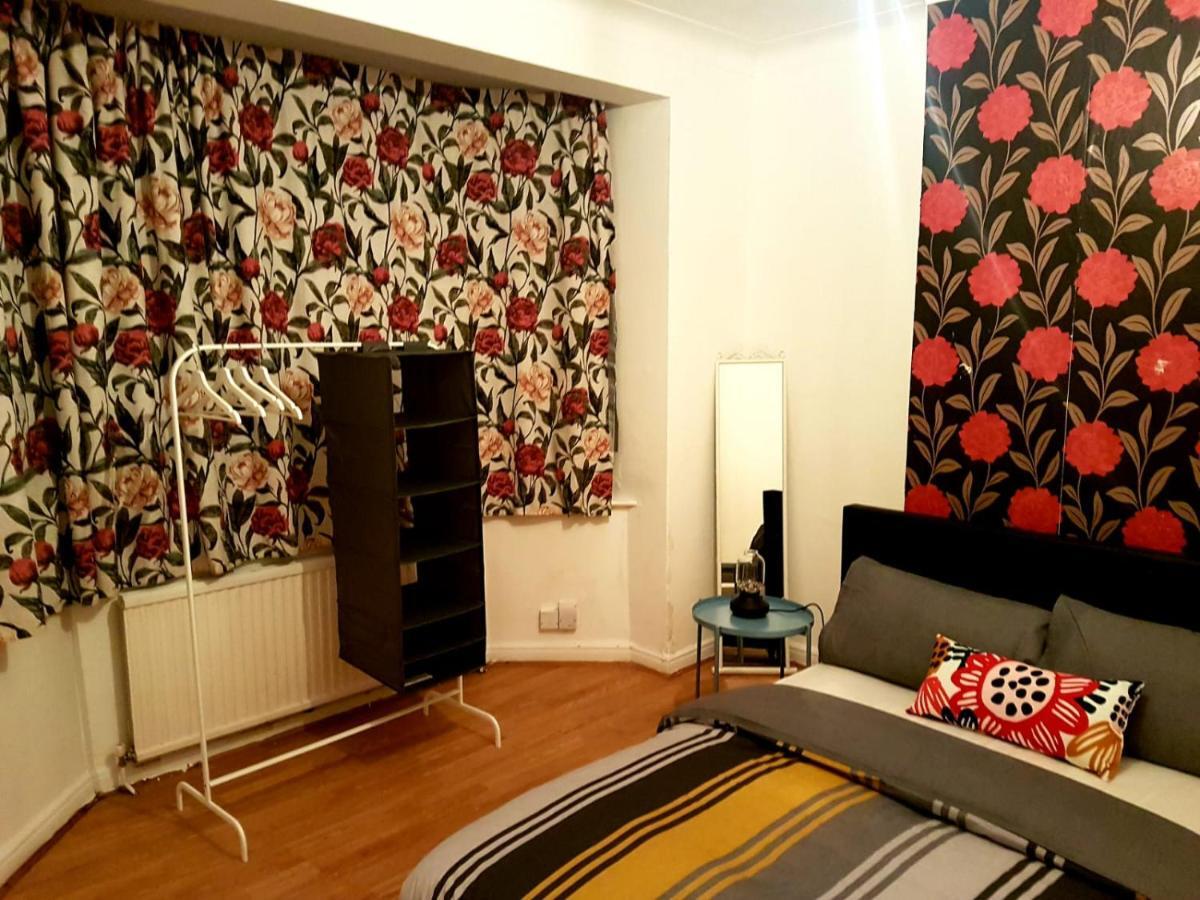 Bed and Breakfast Budget House In Gants Hill à Ilford Extérieur photo