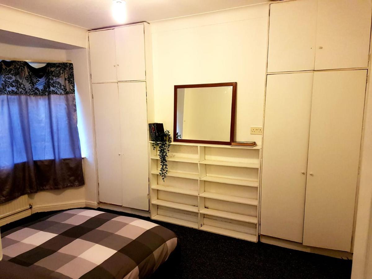 Bed and Breakfast Budget House In Gants Hill à Ilford Extérieur photo