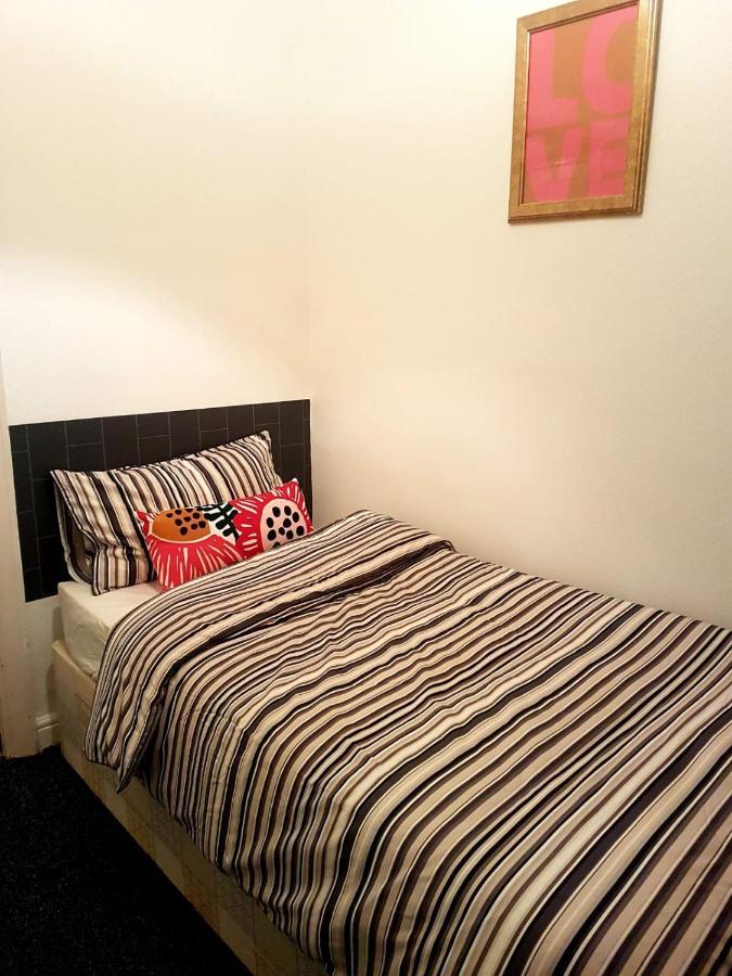 Bed and Breakfast Budget House In Gants Hill à Ilford Extérieur photo