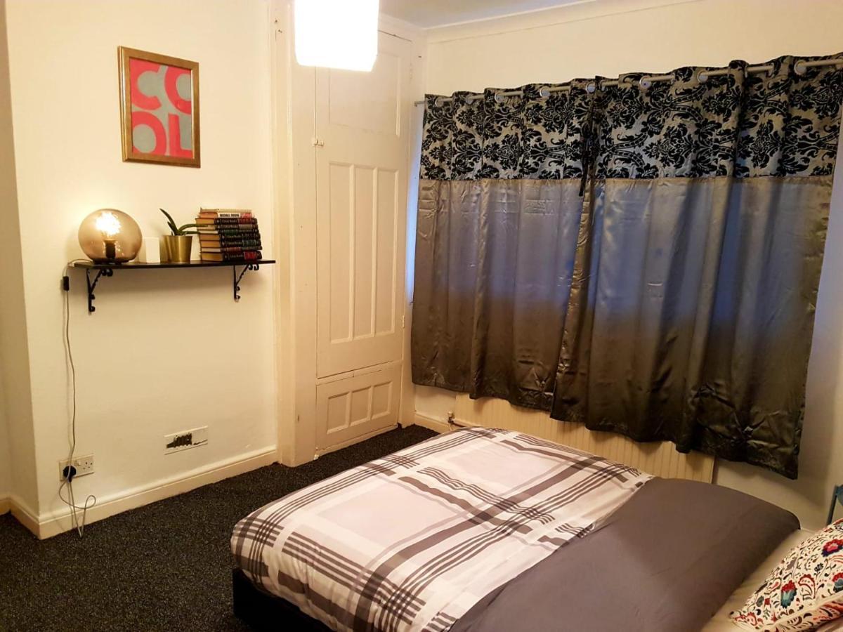 Bed and Breakfast Budget House In Gants Hill à Ilford Extérieur photo